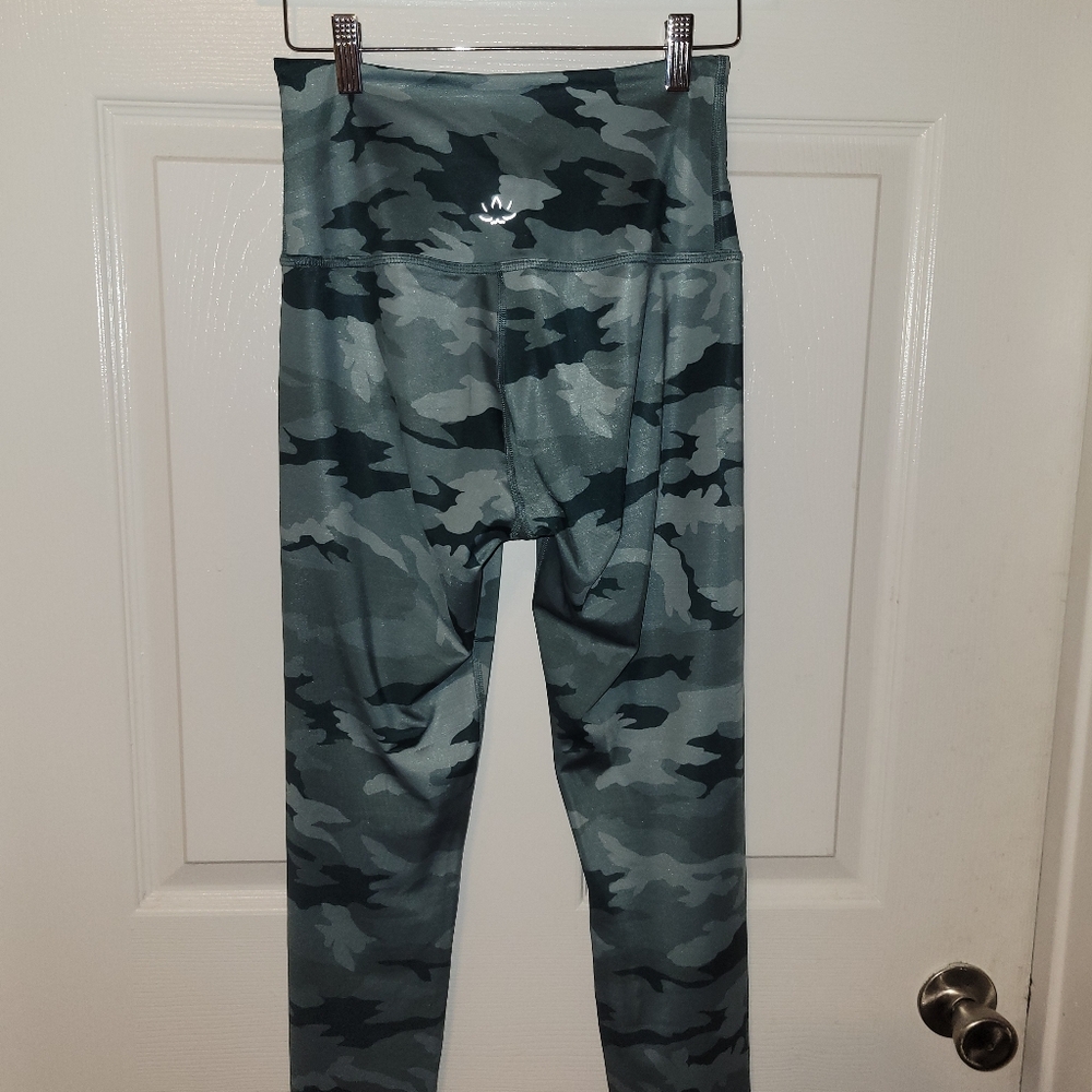 🆕 Beyond Yoga Hunter Green Camo Lux Midi Legging